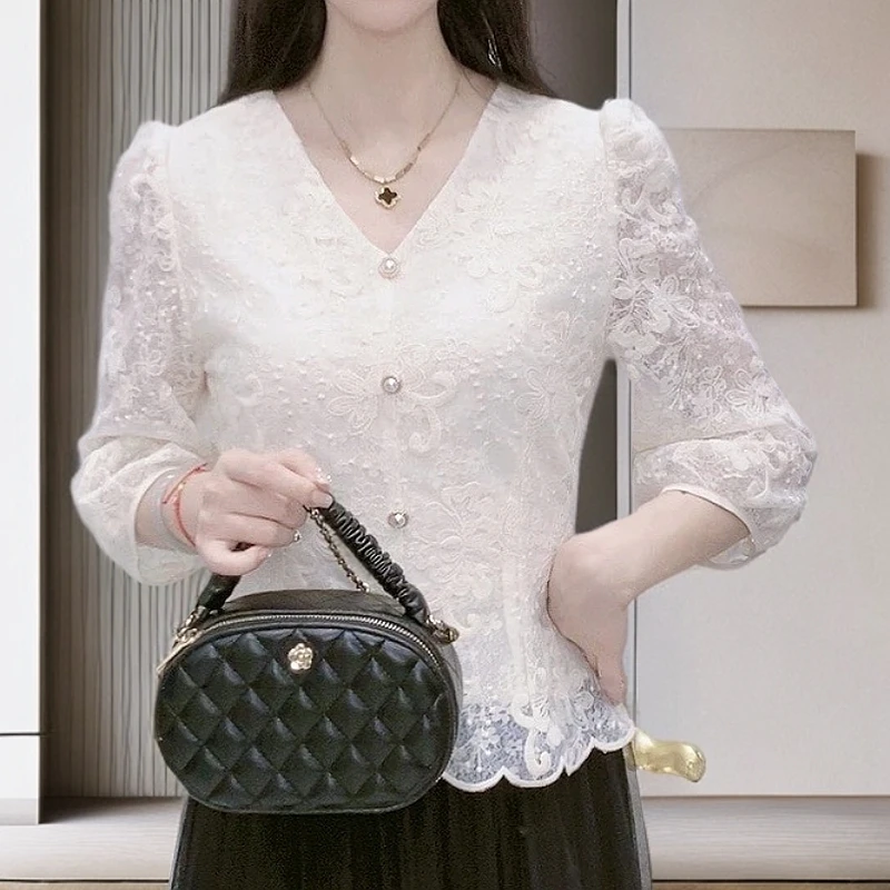 春秋新款2025蕾丝长袖珍珠法式女上衣刺绣衬衫重工时尚百搭打底衫