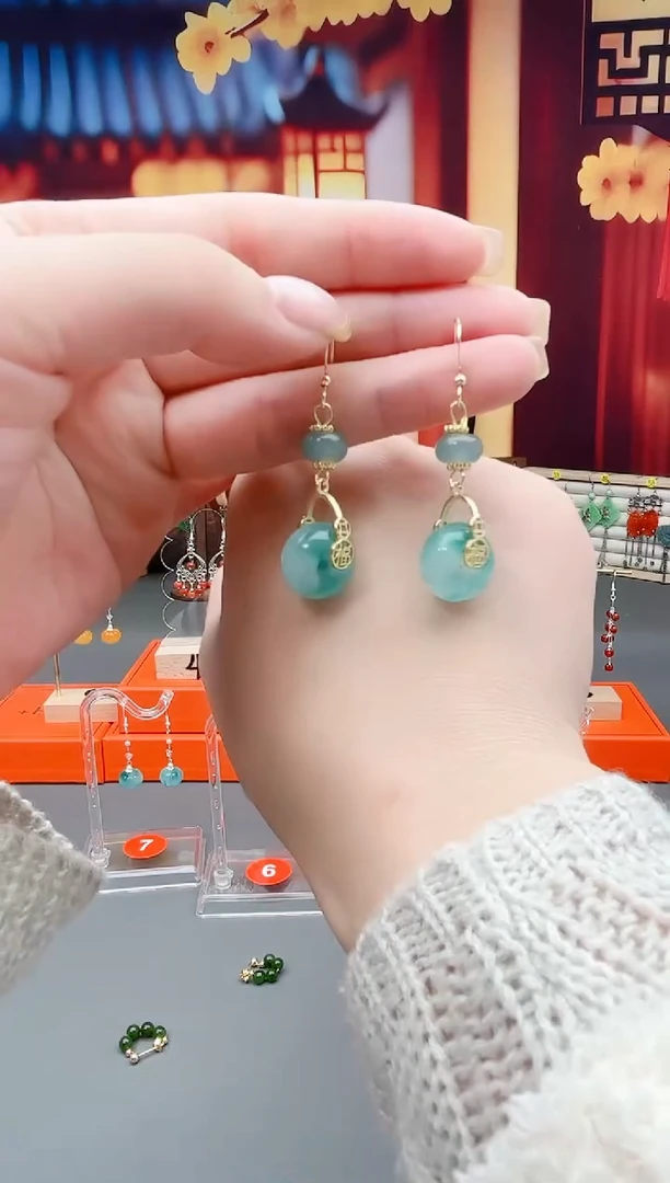 未镶嵌石英质玉（天山翠）耳钉307