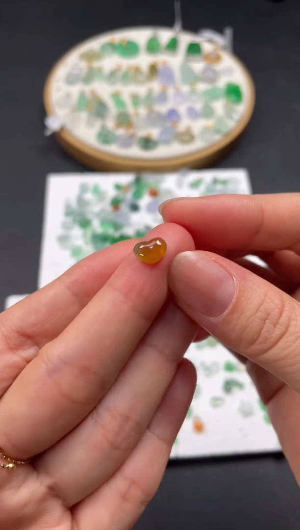 吊坠(不含链)18K金镶嵌翡翠一个JK107