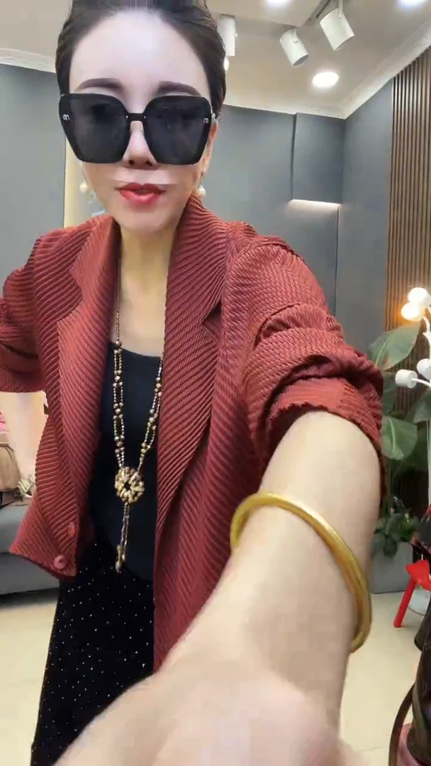 聚酯纤维（涤纶）砖红色  西服