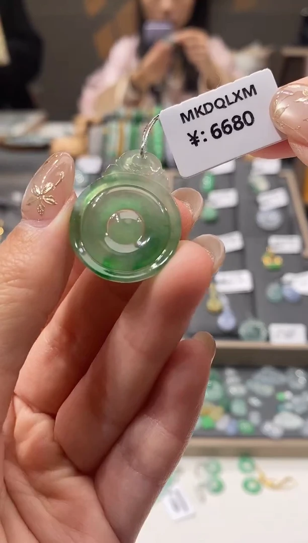 颈饰未镶嵌翡翠福贝