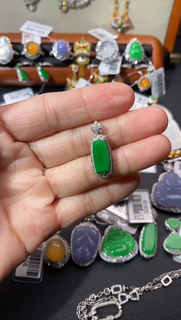 【闪购商品】翡翠吊坠(不含链)18K金镶嵌吊坠