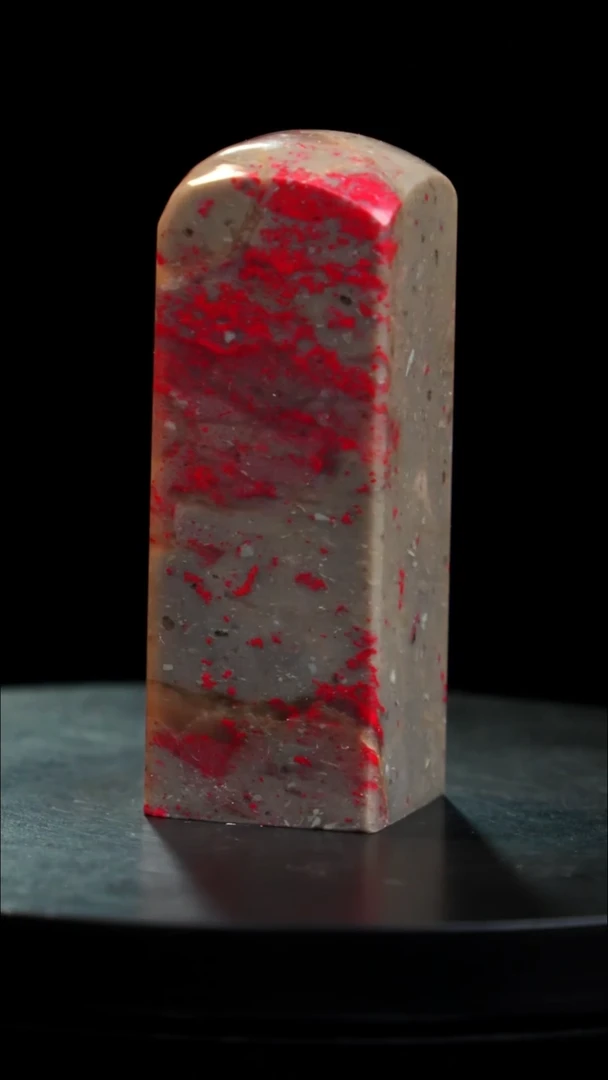 昌化石牛角鸡血石