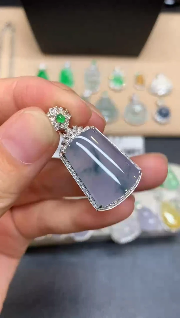 颈饰18K金镶嵌翡翠无事牌【无服务费