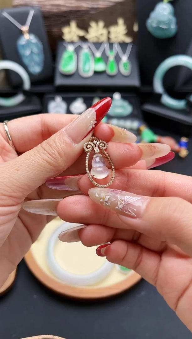 【闪购商品】翡翠颈饰18K金镶嵌翡翠葫芦