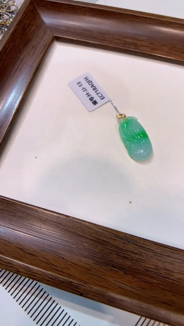 颈饰18K金镶嵌翡翠如意