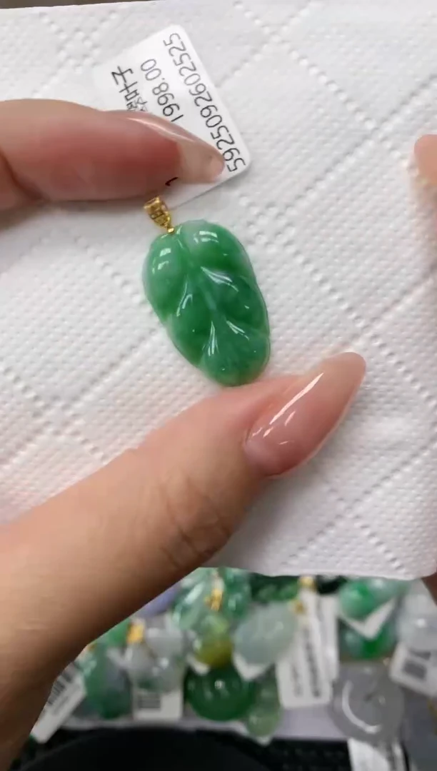 颈饰18K金镶嵌翡翠1111111111