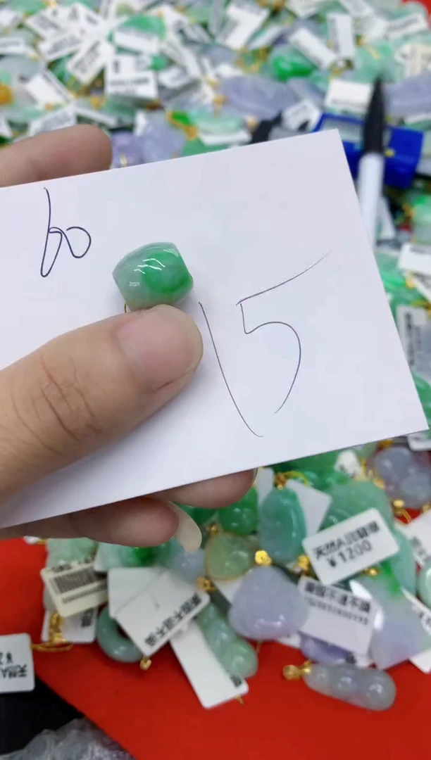 翡翠挂件未镶嵌翡翠