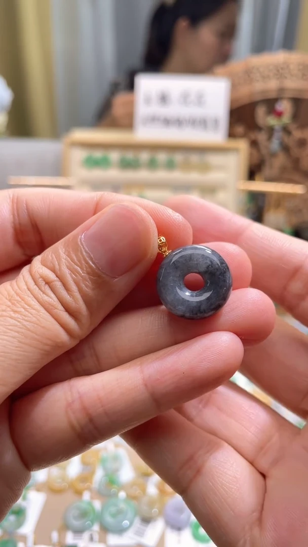 翡翠未镶嵌颈饰甜甜圈