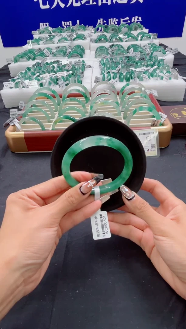 未镶嵌手镯石英质玉（非洲翠）圈口61