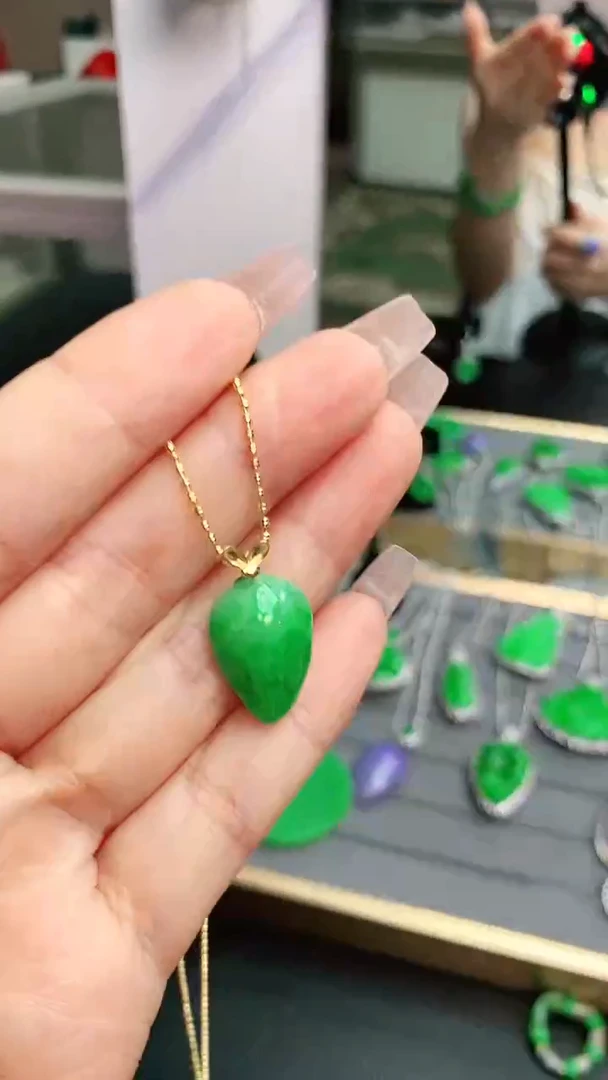 翡翠18K金镶嵌颈饰赠礼盒证书