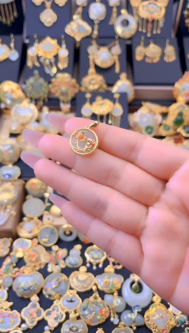 和田玉银S925镀金镶嵌颈饰荷花鱼圆牌吊坠