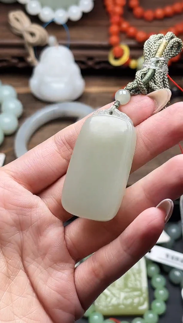 吊坠(不含链)未镶嵌和田玉且末青白 无事牌30409