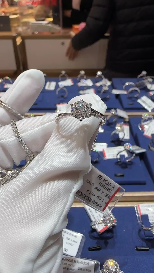 铂Pt950镶嵌合成钻石扭壁