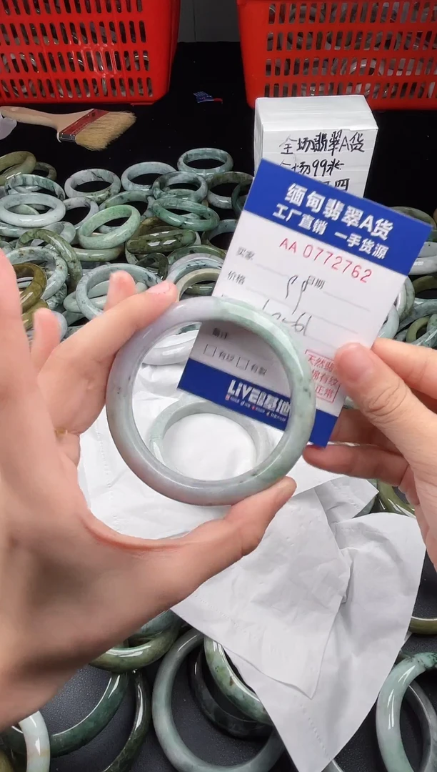 翡翠手镯未镶嵌天然翡翠A货（有包容）62
