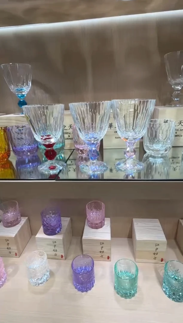 红色 紫色 粉色 高脚杯 各一