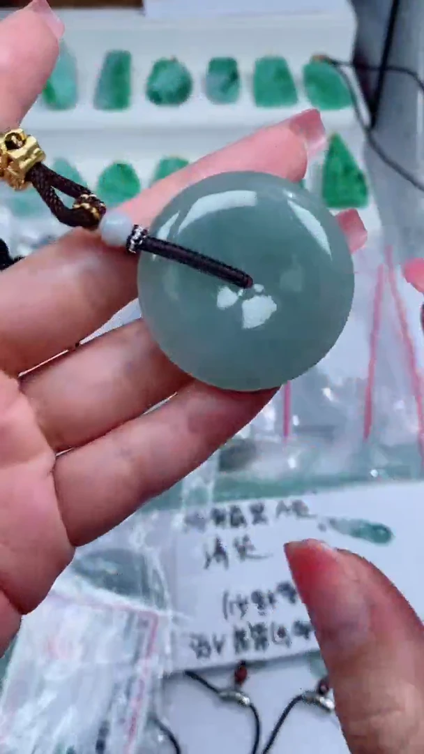 翡翠未镶嵌颈饰吊坠