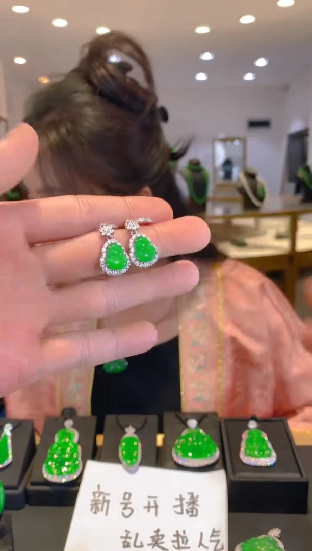 银S925镶嵌翡翠耳饰翡翠a货多样性发