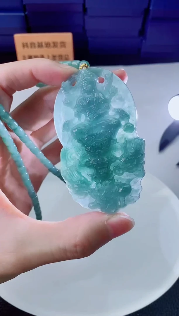 翡翠未镶嵌颈饰k****尹    `