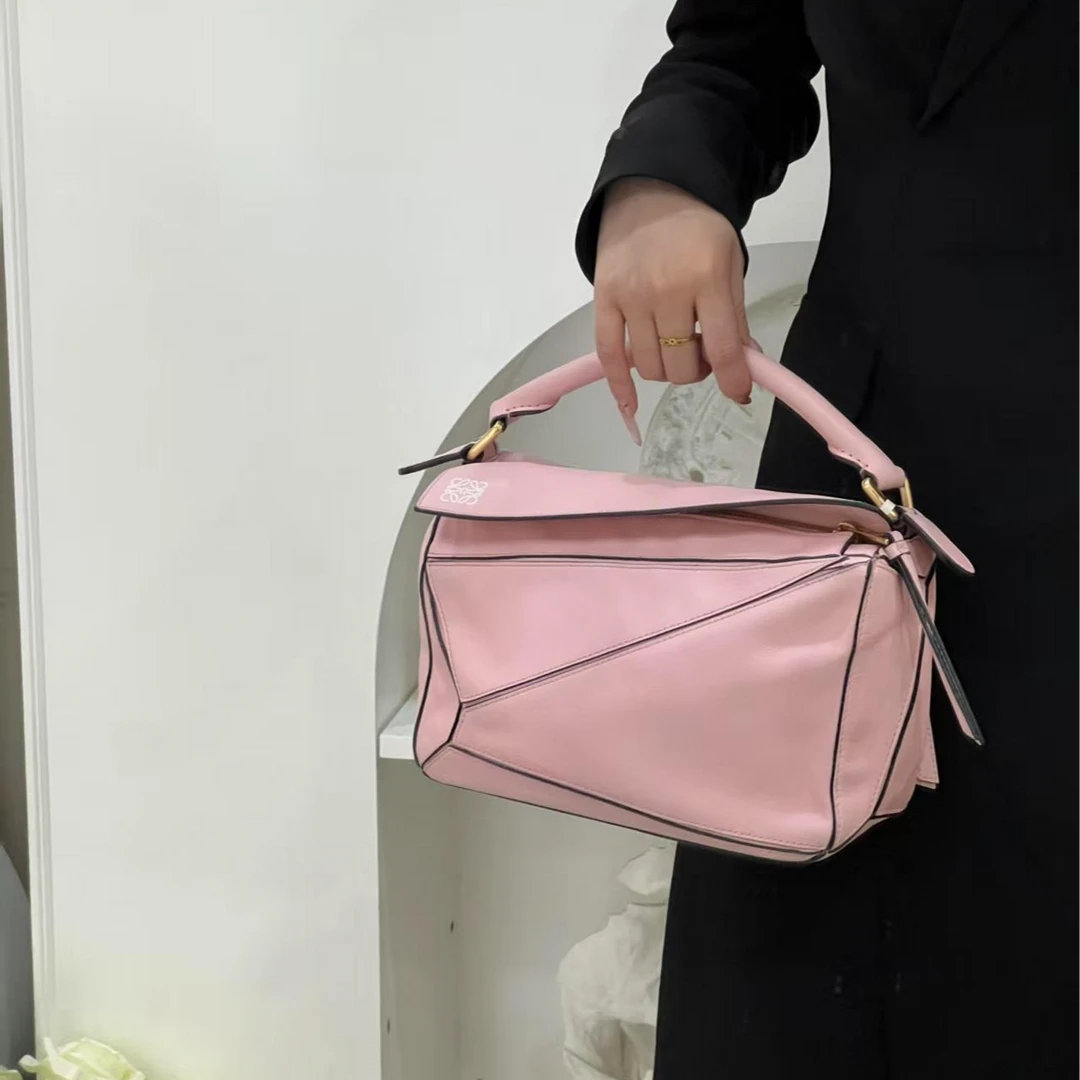 99新 LOEWE/罗意威 罗意威 puzzle小号樱花粉斜挎包/优品