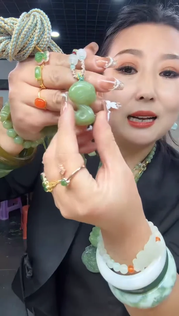 【闪购商品】岫玉颈饰未镶嵌湖水绿生肖【蛇】