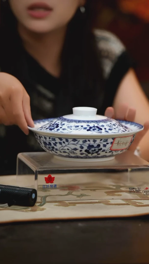 2个微瑕青花牡丹8英寸金架盖碗