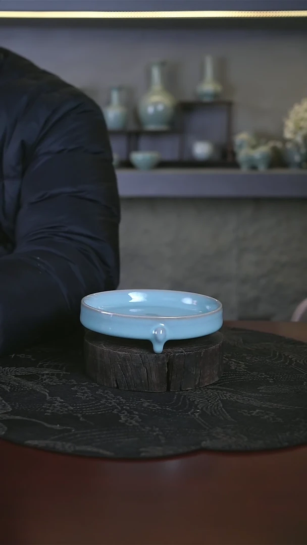 【闪购商品】杯汝瓷天青釉蝉翼纹开片大瑕三足洗