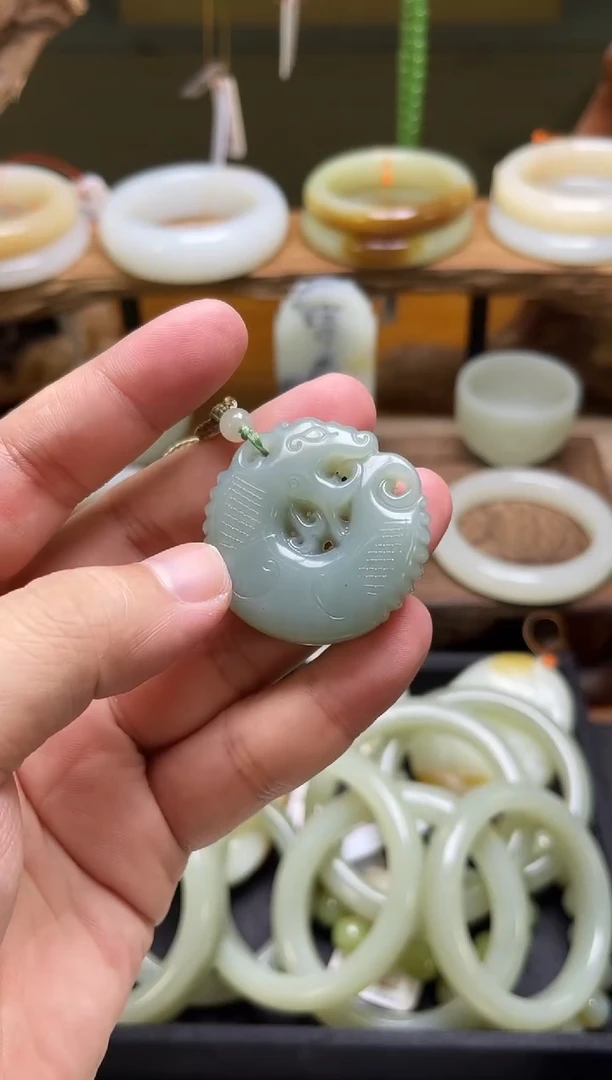 和田玉未镶嵌吊坠(不含链)吐拉牧场 鱼化龙