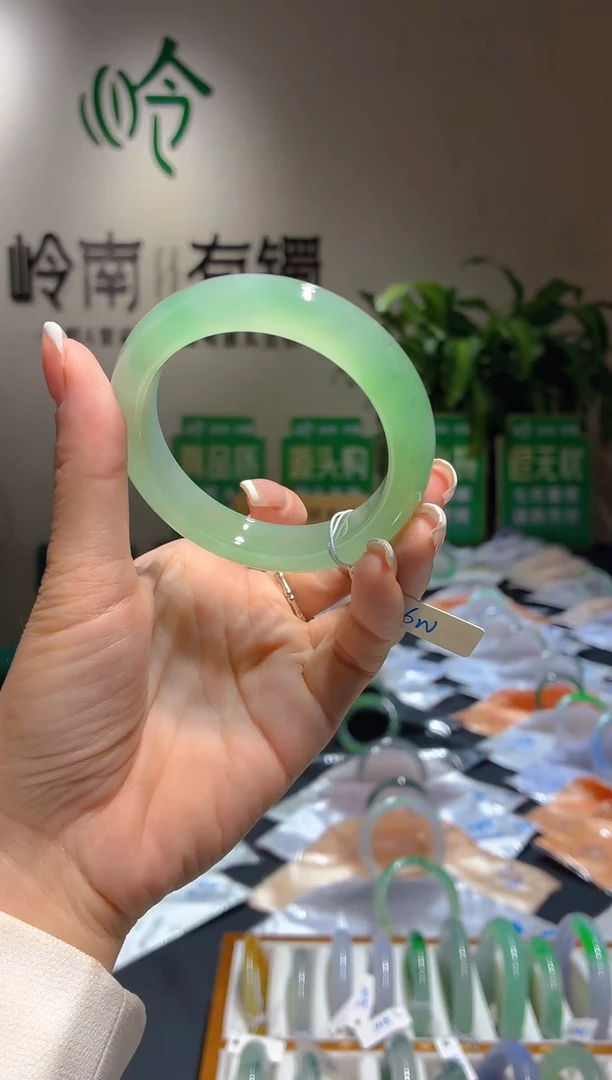 未镶嵌手镯翡翠,全款26W，定金2W
