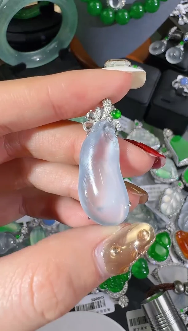 【闪购商品】翡翠颈饰18K金镶嵌福瓜