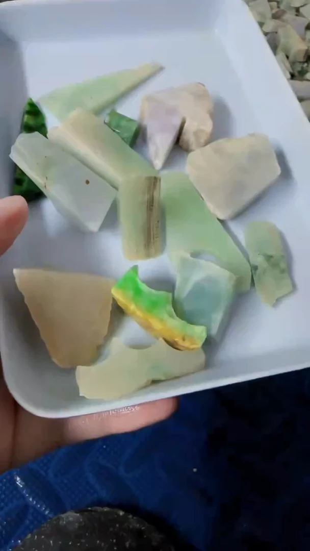 翡翠挂件未镶嵌会****）天然翡翠036
