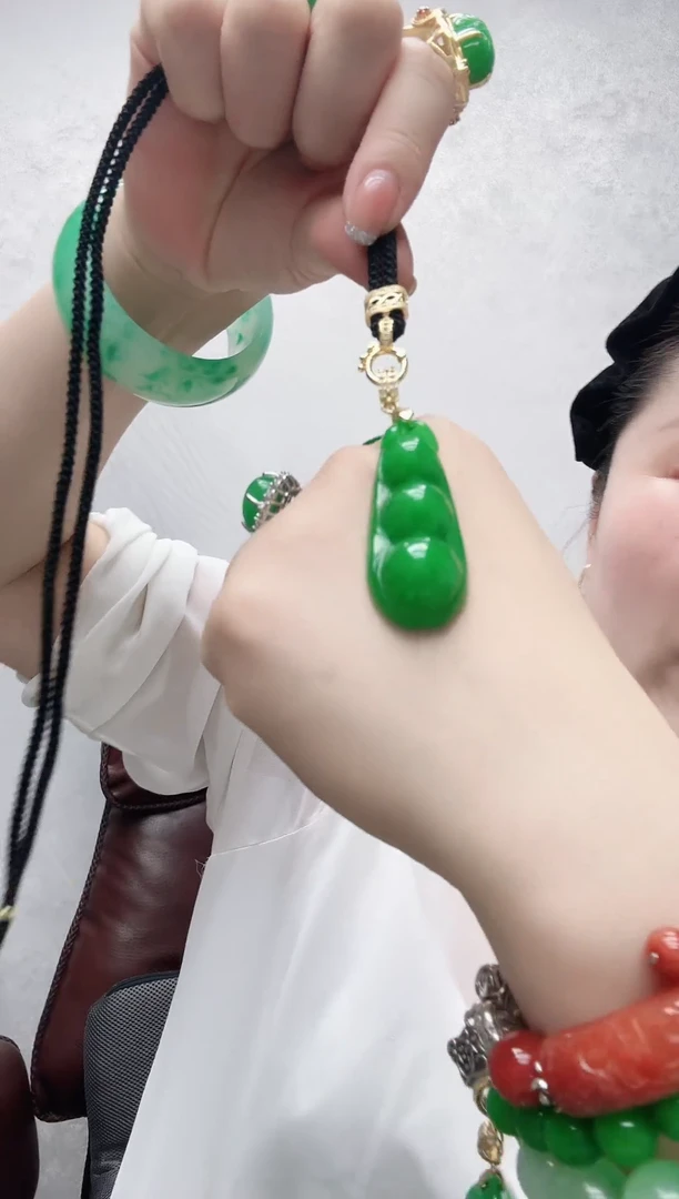 吊坠(赠链)未镶嵌翡翠满绿四季豆