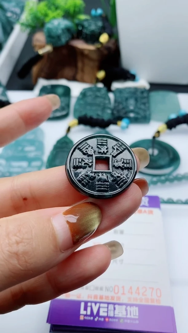 颈饰未镶嵌翡翠