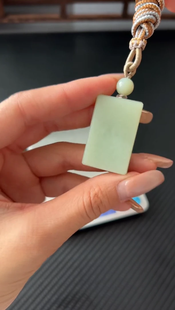 吊坠(赠链)未镶嵌和田玉且末微色差迪克兰二细吊坠