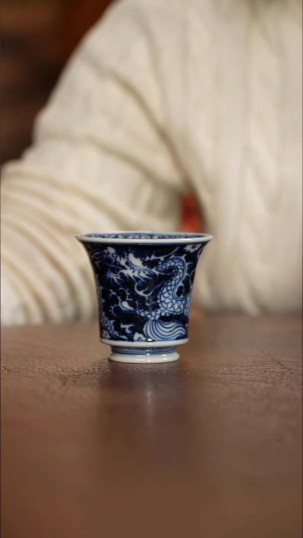 元青花蓝底小白龙纹马蹄杯