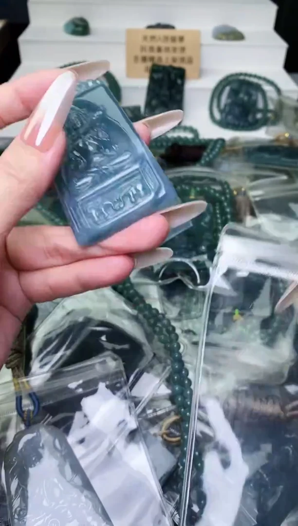 颈饰未镶嵌翡翠