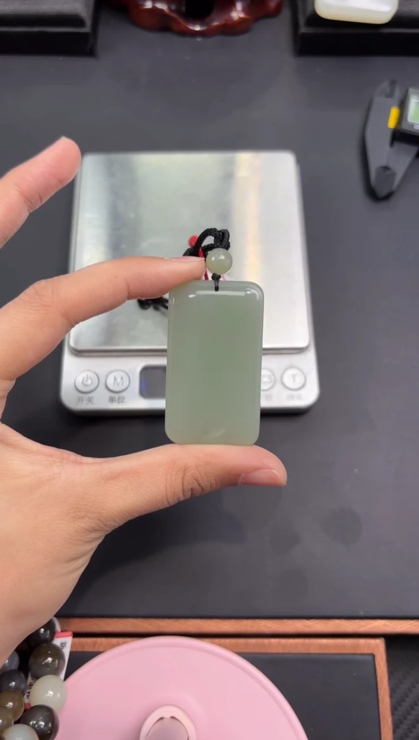 【闪购商品】和田玉吊坠(赠链)未镶嵌且末微色差近矿吊坠