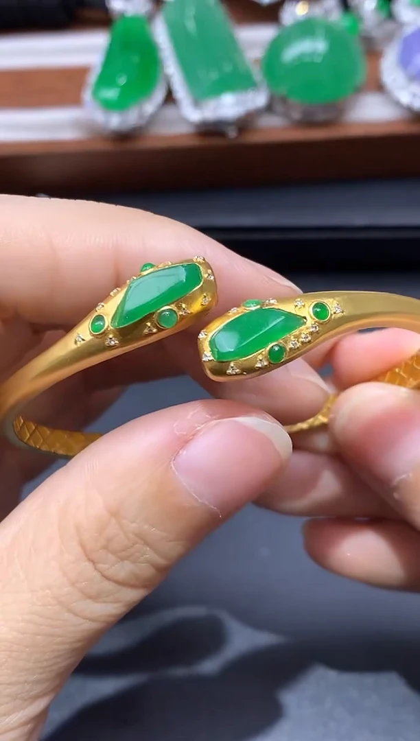 18K金镶嵌手镯翡翠红*756分单 总价15180