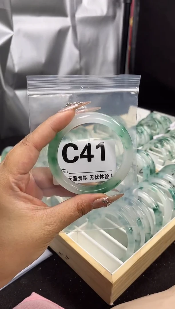 【闪购商品】石英岩玉手镯未镶嵌C41
