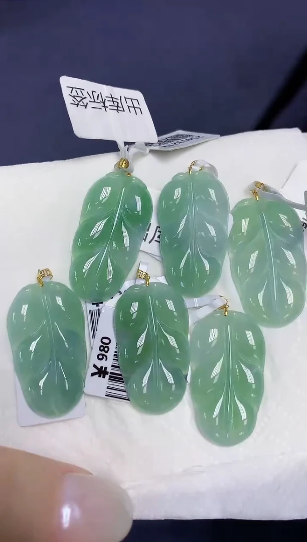 翡翠18K金镶嵌颈饰天然缅甸翡翠A货多样性发其一