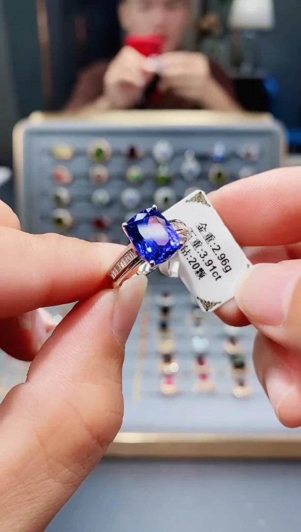 18K金镶嵌戒指坦桑石3.91.