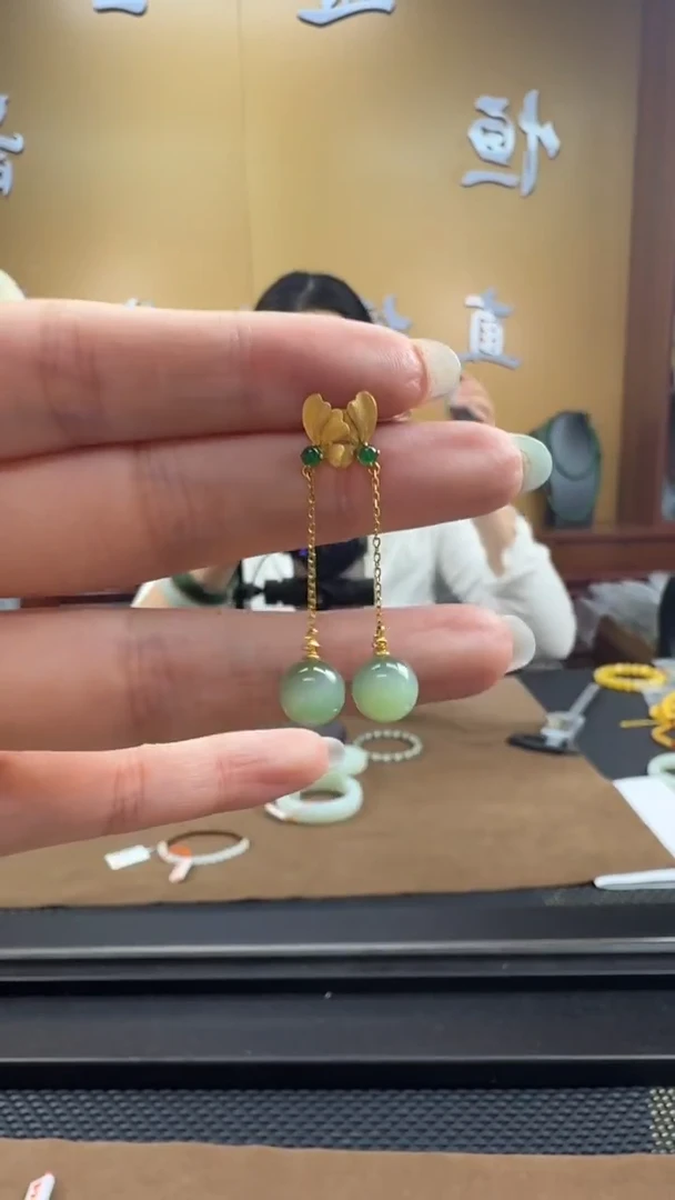 颈饰18K金镶嵌和田玉耳饰一对