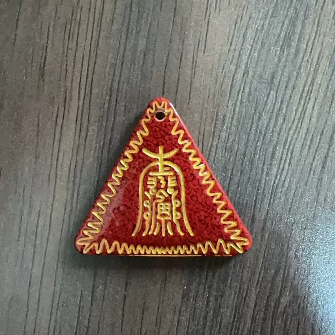 含辰砂工艺品晶体砂阿弥三角形佛牌吊坠（烫金工艺）