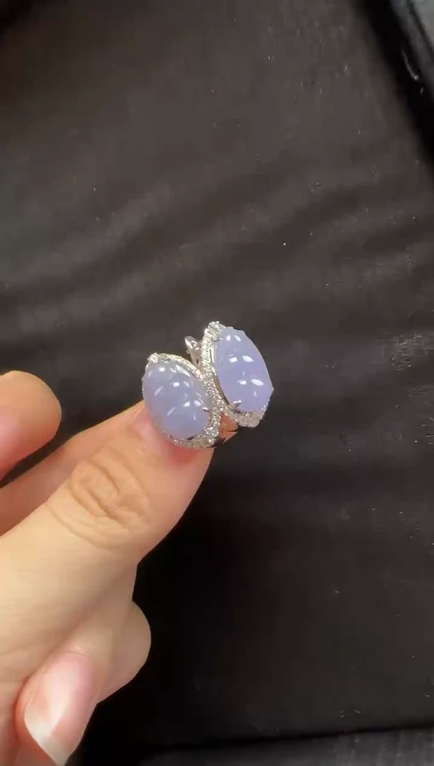 18K金镶嵌翡翠耳饰438豆子一对