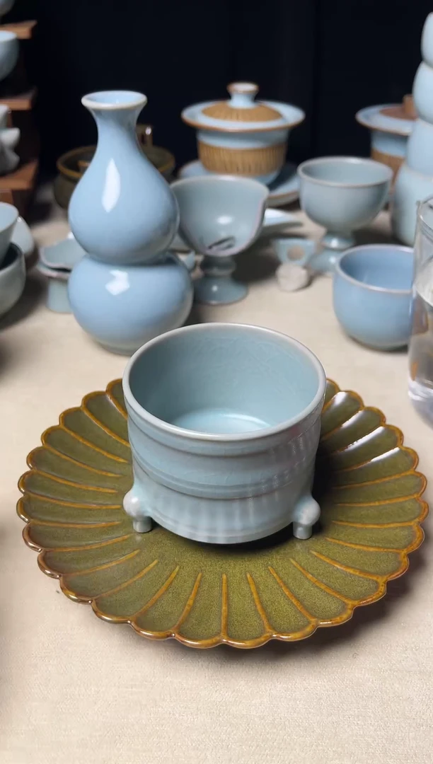 微瑕仿古釉纯手工支钉三足玄纹杯