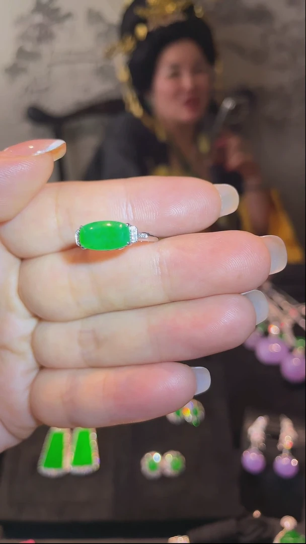 翡翠戒指18K金镶嵌阳绿戒指