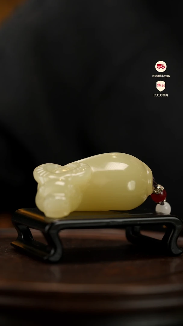 云南石竹叶青雕刻：扭转乾坤手把件摆件