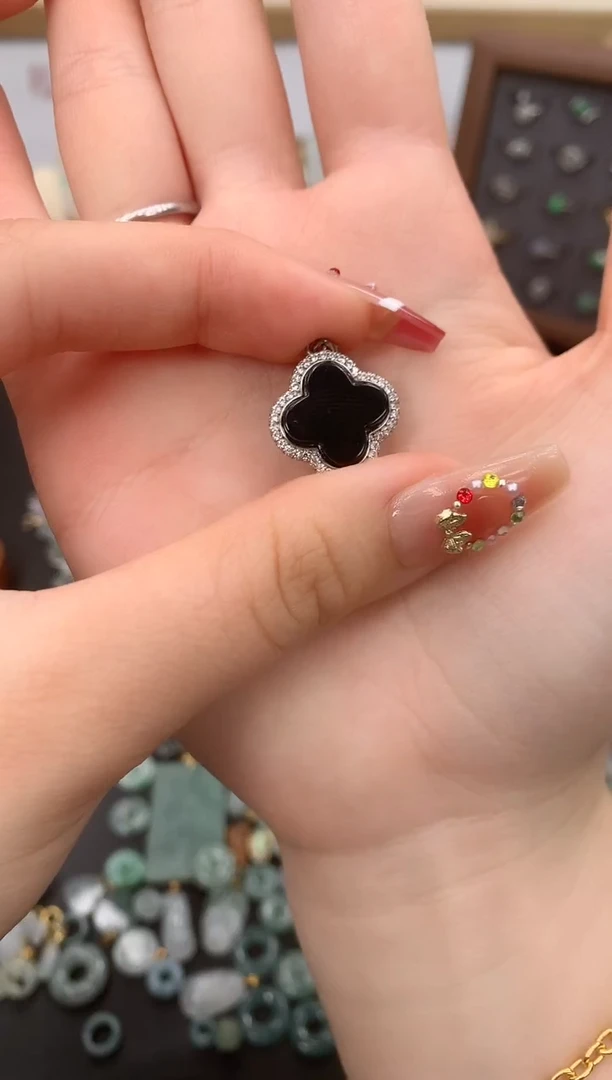 翡翠未镶嵌颈饰哥哥