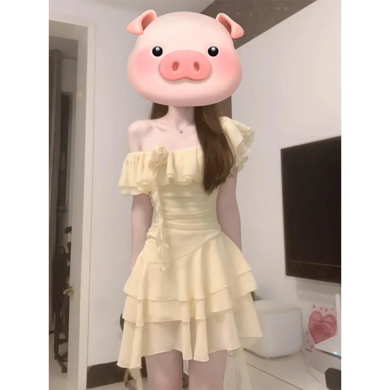 黄玫瑰 小众一字肩连衣裙荷叶边不规则设计时尚穿搭百褶蛋糕短裙