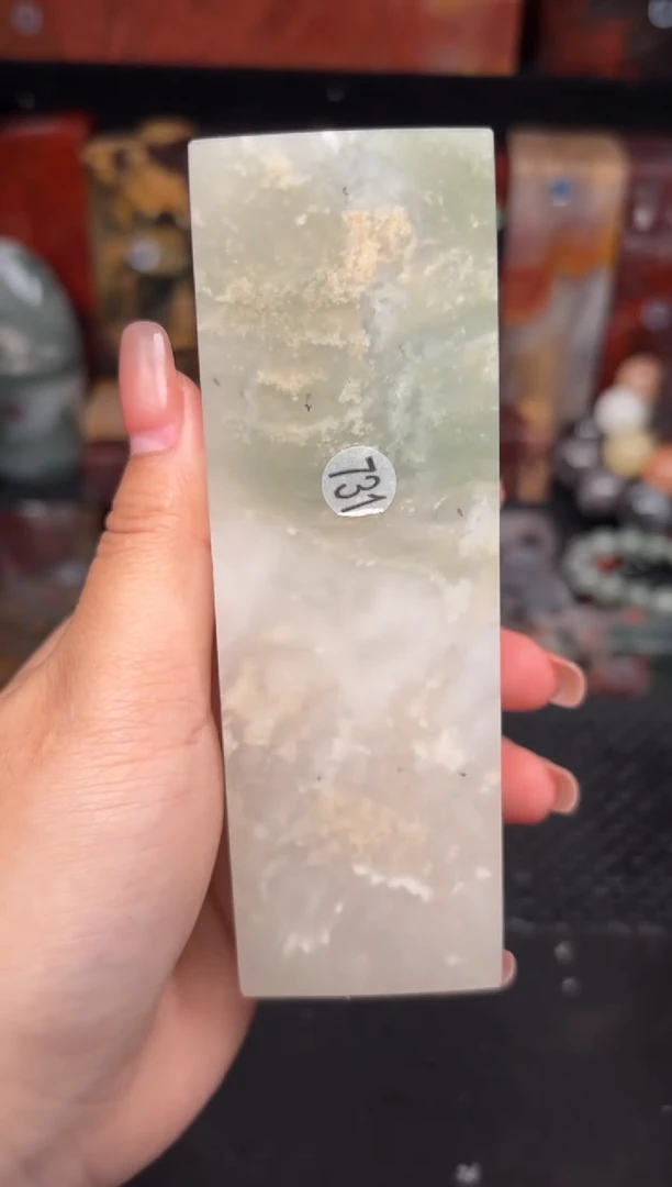 玉桂林鸡血玉摆件 编号：731